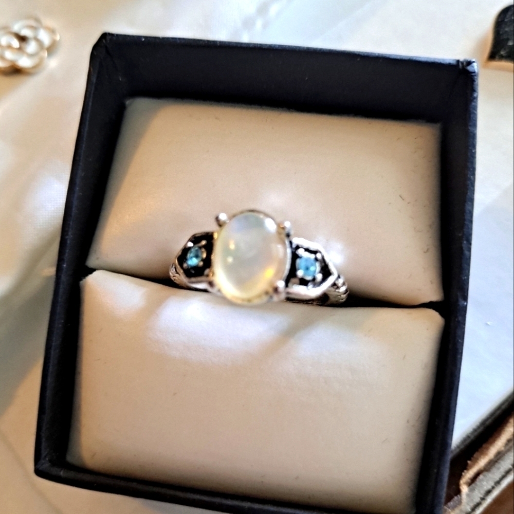 Vintage Moonstone and Silver ring with Blue Topaz accents Size 7